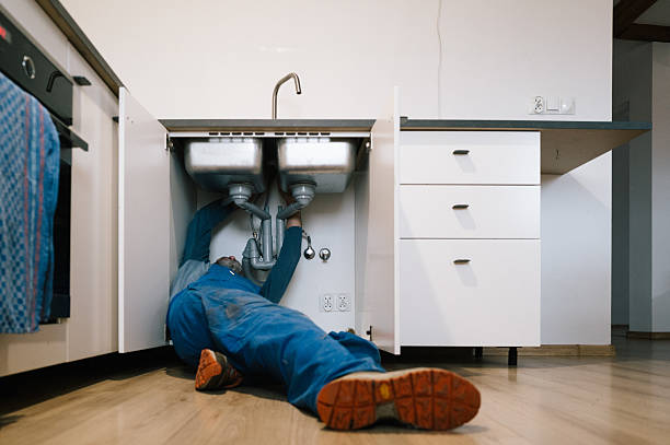 Professional Leak Detection technician working in Great Lakes, IL